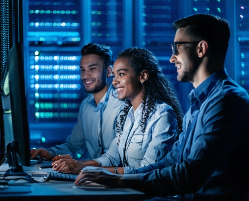 Técnicos informáticos trabajando en un datacenter similar al de Tichile