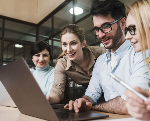 Técnicos informáticos desarrollando nuevas tecnologías junto a partner de Tichile